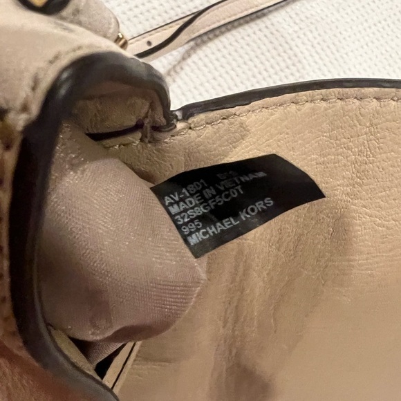 MICHAEL KORS crossbody bag!! 💼 - Picture 2 of 7